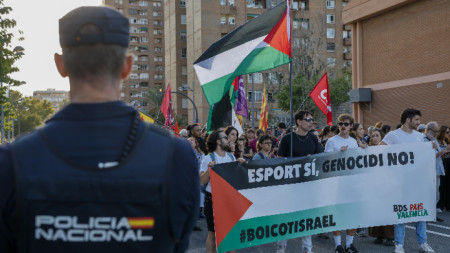 Протестиращи с плакати и знамена в подкрепа на палестинците пред Roig Arena във Валенсия, Испания, 15 октомври 2025 г.