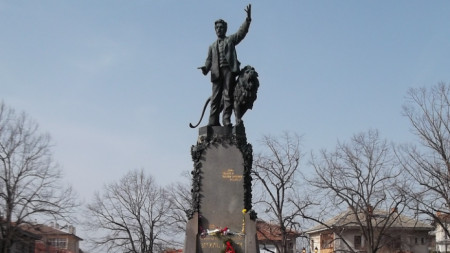 Паметникът на Васил Левски в Карлово.