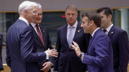 Министър-председателят на Латвия Артурс Карин, президентите на Латвия Гитанас Науседа, на Румъния Клаус Йоханис, на Франция Еманюел Макрон и министър-председателят на България Кирил Петков (отляво надясно) по време на срещата на ЕС в Брюксел - 30 май 2022

 