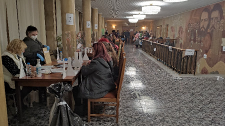 Във Велико Търново секционни комисии чакат повече от 12 часа