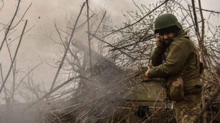Украински артилерист стреля с гаубица в покрайнините на Бахмут, 12 април 2023 г.