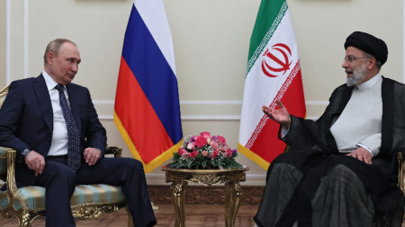 Руският държавен глава Владимир Путин и иранският президент Ибрахим Раиси (вдясно) разговаряха в Техеран, Иран, 19 юли 2021 г. 