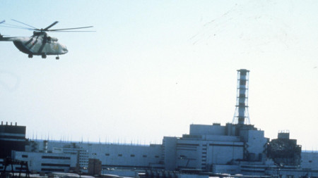 Снимка от април 1986 година показва хеликоптер, прелитащ над централата след трагедията