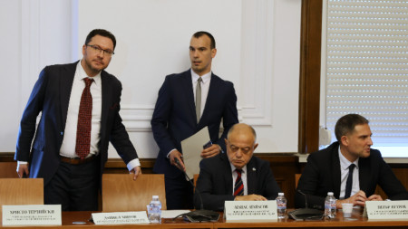 Даниел Митов (първи вляво) на Заседание на Комисията за контрол над службите за сигурност, прилагането и използването на специалните разузнавателни средства в НС - 20 юли 2023 г. 