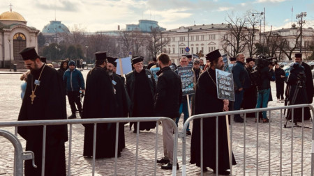 Протест на свещеници пред Синодалната палата в София