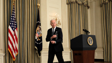 Президентът на САЩ Джо Байдън напуска катедрата след пресконференция по изпълнението на американския спасителен план в Белия дом, Вашингтон, 15 март 2021 г.