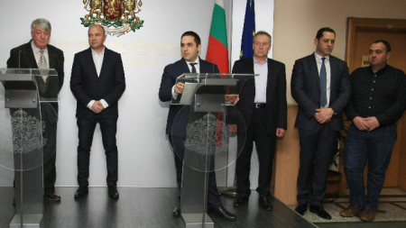 Министърът на икономиката Емил Караниколов и Симо Симов от Националното сдружение на търговци и превозвачи на горива (НСТПГ) дадоха брифинг след работната си среща във връзка с публикуваната декларация от тяхна страна. 