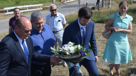 Поднасяне на цветя пред паметника на чехословашките парашутисти
