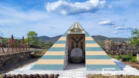 Пирамидата с минерали, създадена от Емил Георгиев и Зекерия Мехмед