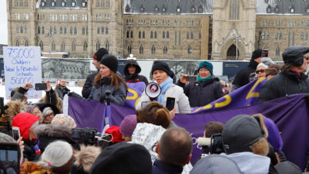 Романа Дидуло, която се е провъзгласила за кралица на Канада, говори пред протестиращи в Отава, 3 февруари 2022 г.