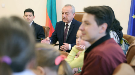 Премиерът Гълъб Донев говори пред посетители на Министерския съвет в Деня на отворените врати.