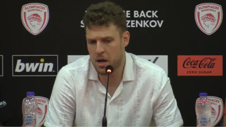 Александър Везенков говори пред медиите.