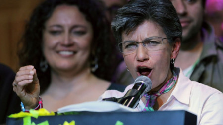 Клаудия Лопес говори след победата на изборите за кмет на Богота през октомври. Вляво на заден фон е приятелката ѝ, за която се ожени.