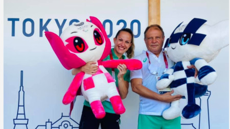 Станимира Петрова и треньорът Петър Лесов позират в Токио с олимпийските талисмани.