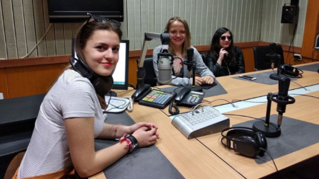 Жана Гошева пред микрофона в студиото на Радио Благоевград