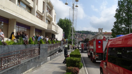 Заради пожара бяха евакуирани  всички служители и граждани от сградата на общината