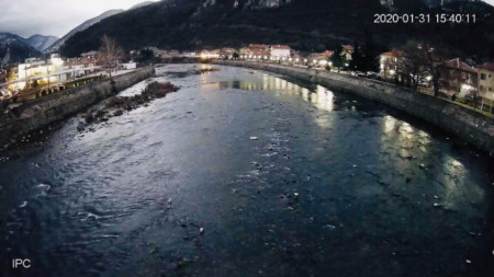 Реката в Кричим от камерата, с която се наблюдава
