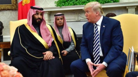 Доналд Тръмп и саудитският принц Мохамед бин Салман, от когото зетят на Тръмп получил подарък сабя.