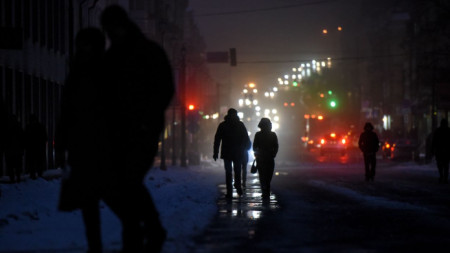 Хора вървят по улица в Киев, където продължава да има режим на тока, 8 декември 2022 г.