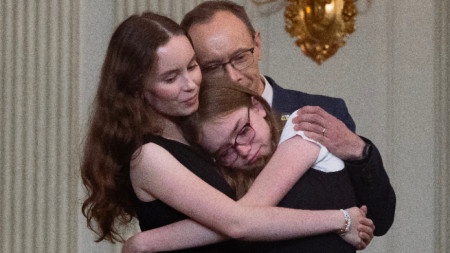 Семейството на Алсу Курмашева: съпругът Павел Буторин (отзад), дъщерята Мириам Буторин (отдясно) и дъщерята Биби Буторин (отляво) се прегръщат, докато слушат изказването на президента на САЩ Джо Байдън относно размяната.