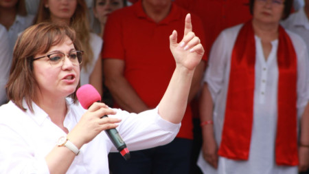 Корнелия Нинова говори пред симпатизанти на Бузлуджа