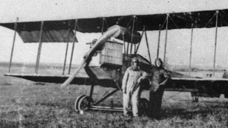 Първият български самолет „Експрес“ („Йорданов-1“). Асен Йорданов завършва конструирането му лятото на 1915 г.