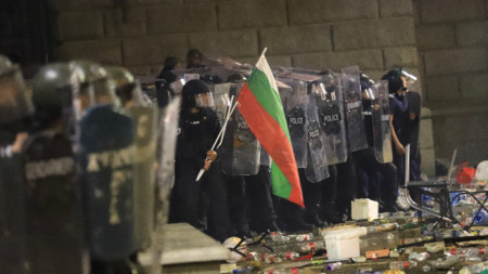 Двама полицаи застанаха без защитни средства пред кордона и развяха националното знаме