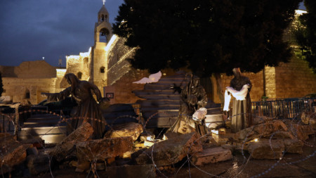 Бодлива тел обгражда сцената с Рождество във Витлеем, Западния бряг, 23 декември 2023 г.