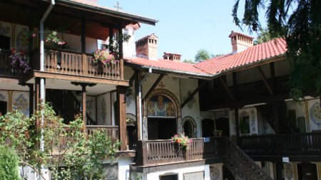 Чекотинският манастир Св   Архангел Михаил се намира в Ловчанската епархия