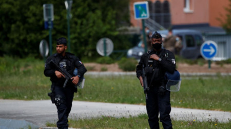 Френски жандарми охраняват района, където беше нападната с нож полицайка в Ла Шапел сюр Ердр, Западна Франция