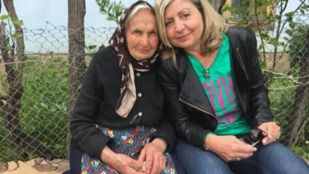 Доц. д-р Ана Кочева с 93-годишната баба Гана Кекевска от с. Голяма Желязна