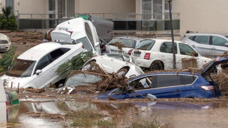 Намачкани коли от наводнението в Сан Лоренсо на остров Майорка.