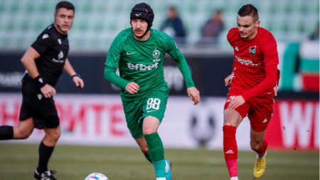 Тодор Неделев (в зелено)  дебютира за Лудогорец.