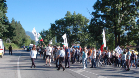 Протестиращи блокираха преди 10 дни пътя на разклона за Вършец. 