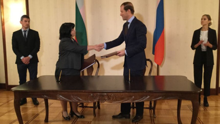 Министър на енергетиката Теменужка Петкова и руския министър на промишлеността и търговията Денис Мантуров разменят подписаните прококоли от 16-ото заседание на междуправителствената комисия в Москва.