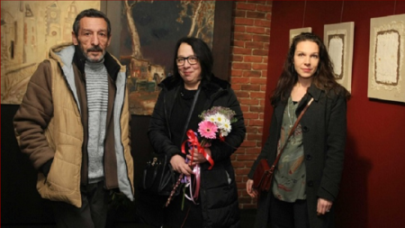 Мартин, Катя и Яна Петкови на откриването на изложбата.