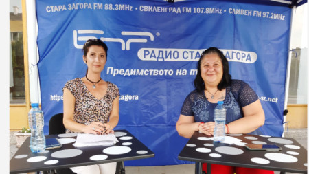 Мая Иванов (вдясно) гостува в изнесеното студио на Радио Стара Загора в Сливен.