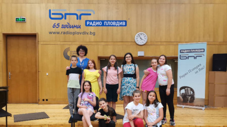 Деана Атанасова и децата от Клуб 