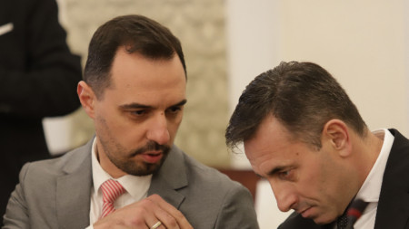 Министърът на икономиката Богдан Богданов (вляво) на изслушване в Народното събрание