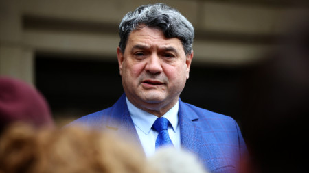 Главният секретар на МВР главен комисар Петър Тодоров дава изявление пред сградата на МВР, 4 април 2023 г