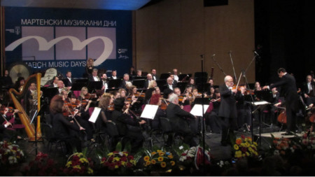 Минчо Минчев и Симфоничният оркестър на Пловдивската опера, диригент Емил Табаков, 2016 г.
