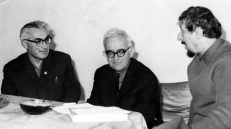 Атанас Далчев (в средата) заедно с поета и преводача Александър Муратов (вляво) и Радой Ралин.