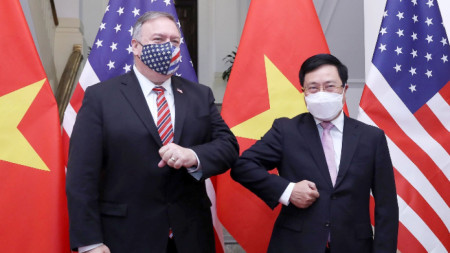 Държавният секретар на САЩ Майк Помпейо с министъра на външните работи на Виетнам Пам Бим Мин