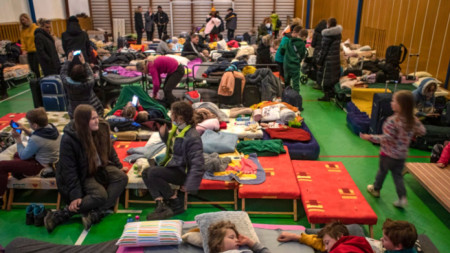 Украински бежанци в училищен физкултурен салон в Убла, Словакия