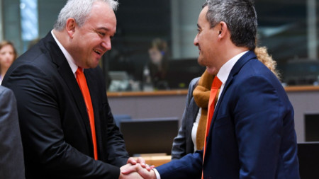 Българският вътрешен министър Иван Демерджиев се ръкува с френския си колега Жералд Дерманен в Брюксел, 25 ноември 2022 г.