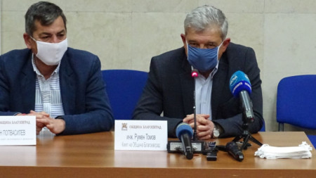 Ясен Попвасилев (вляво) става временно изпълняващ длъжността кмет на Благоевград. Той бе зам.-кмет от екипа на Румен Томов (вдясно), отговарящ за финансите. 