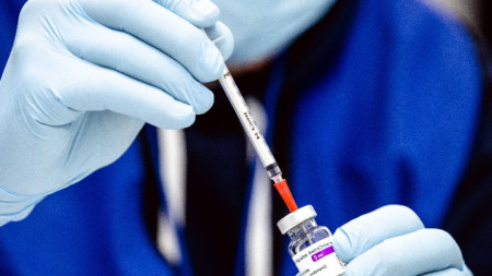 Френските власти спряха употребата на ваксината произведена от британско шведската компания