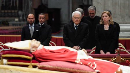 Президентът на Италия Серджо Матарела отдава почит пред тленните останки на папа Бенедикт XVI