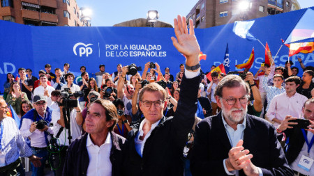 Отляво надясно Хосе Мария Аснар, Алберто Фейхоо Мариано Рахой на митинг в Мадрид - 24 сетпември 2023