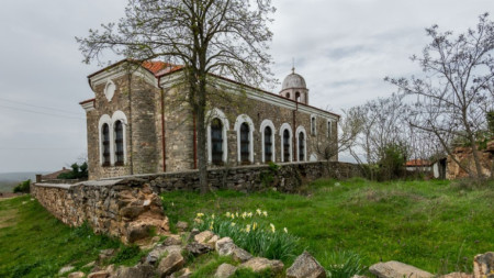 Храмът „Свети Живоприемни Източник“ в село Лесово.